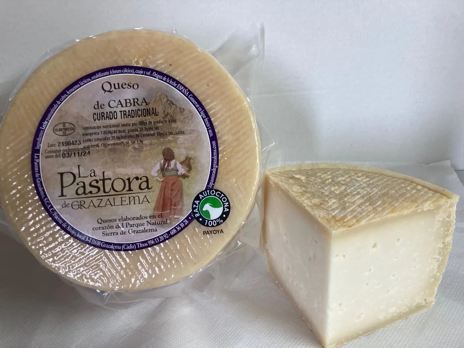 Pieza de queso de cabra payoya curado con su corteza natural