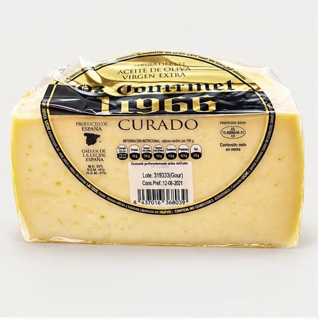 Queso Curado 1966 Gourmet Oro, sobre fondo claro