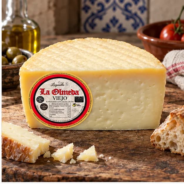 Queso de Oveja Curado Picante La Olmeda, en una mesa de madera