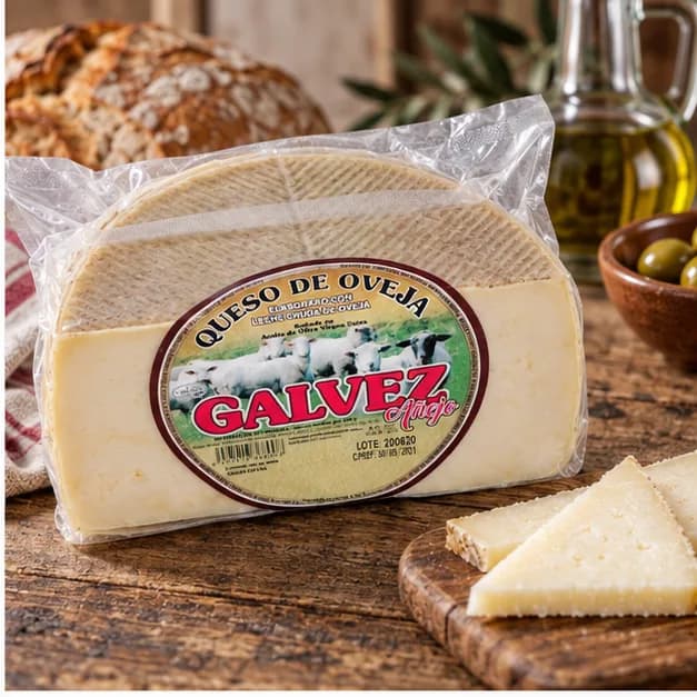 Queso de Oveja Gálvez Añejo, en una mesa de madera