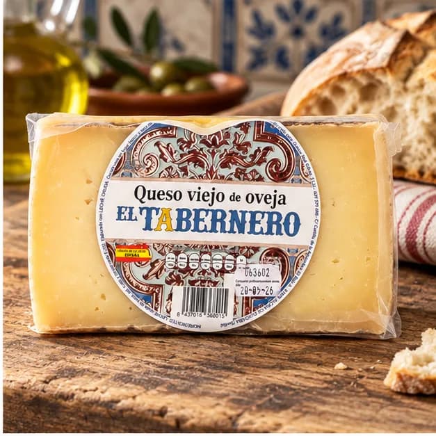 Queso de Oveja Viejo El Tabernero, en una mesa de madera
